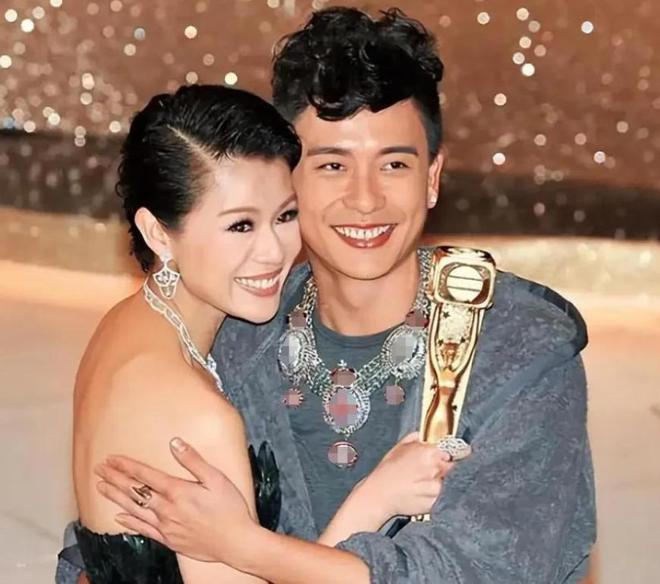 一次胡杏儿的体面被老公撕了个稀碎开元棋牌网站夫妻本是同林鸟！这(图3)